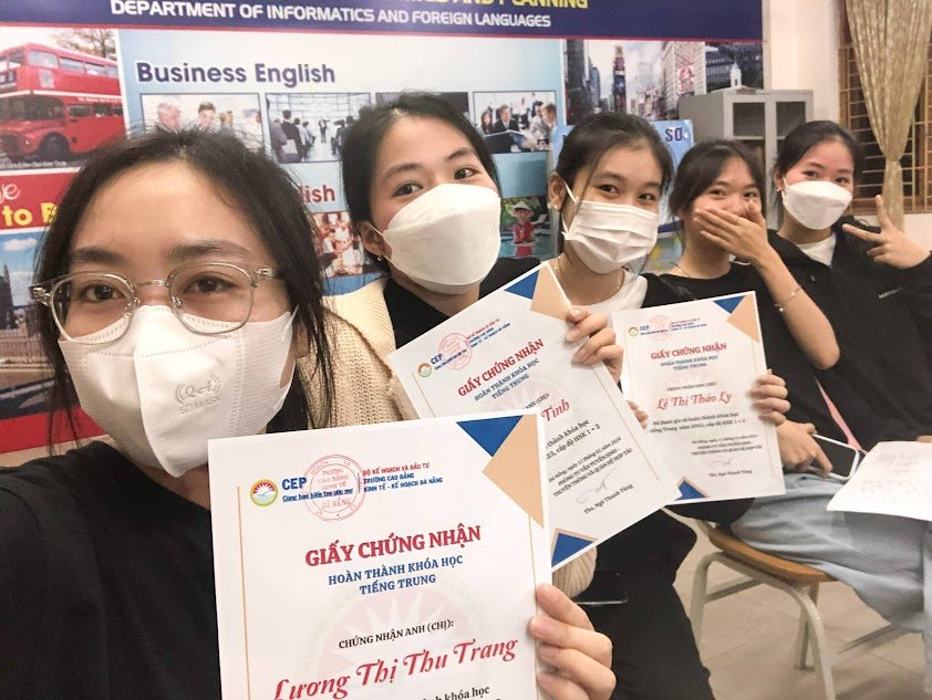 tập thể hoàn thành khóa học được cấp giấy chứng nhận